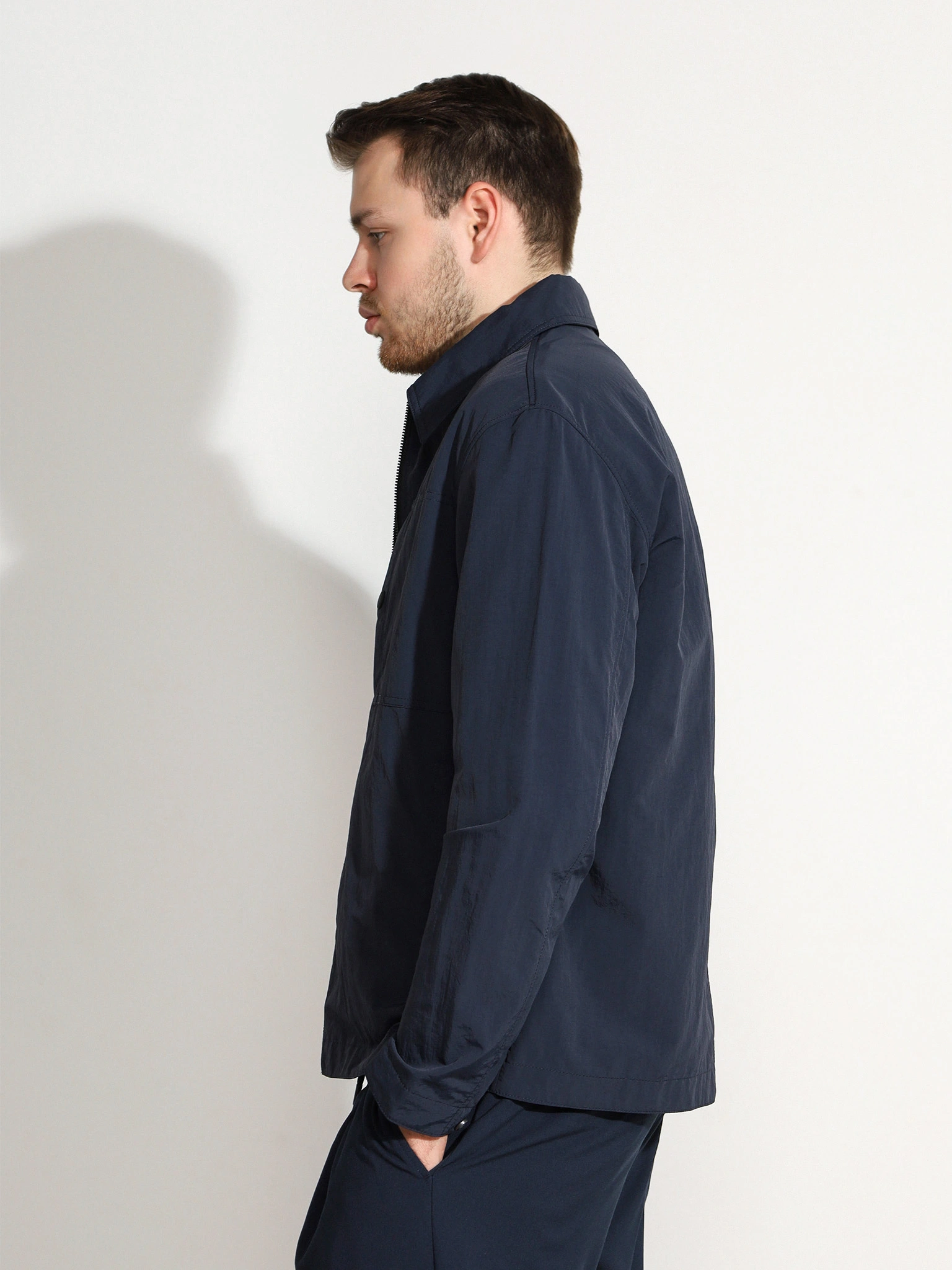 Куртка-ветровка темно-синего цвета 